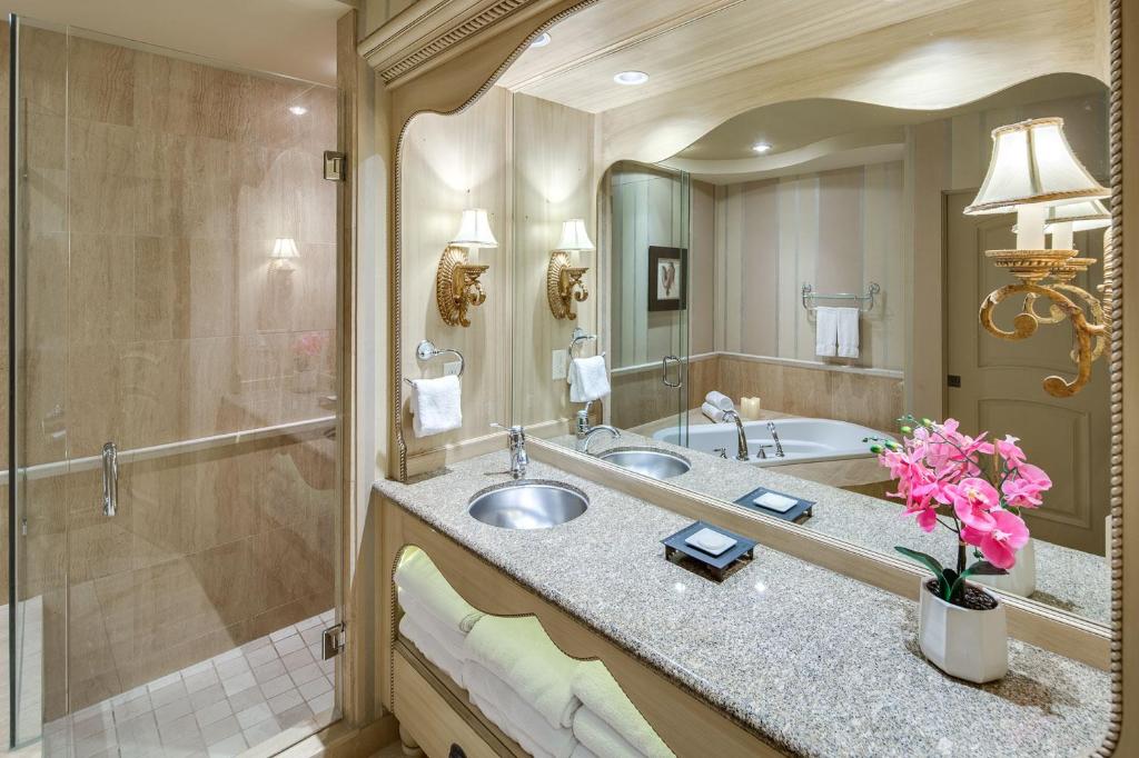 1 Bedroom, Suite, Queen Bed, The Royal Kelowna 4/4