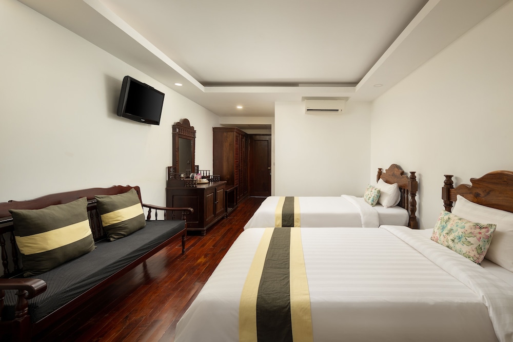 Deluxe, Twin Beds, Pool View