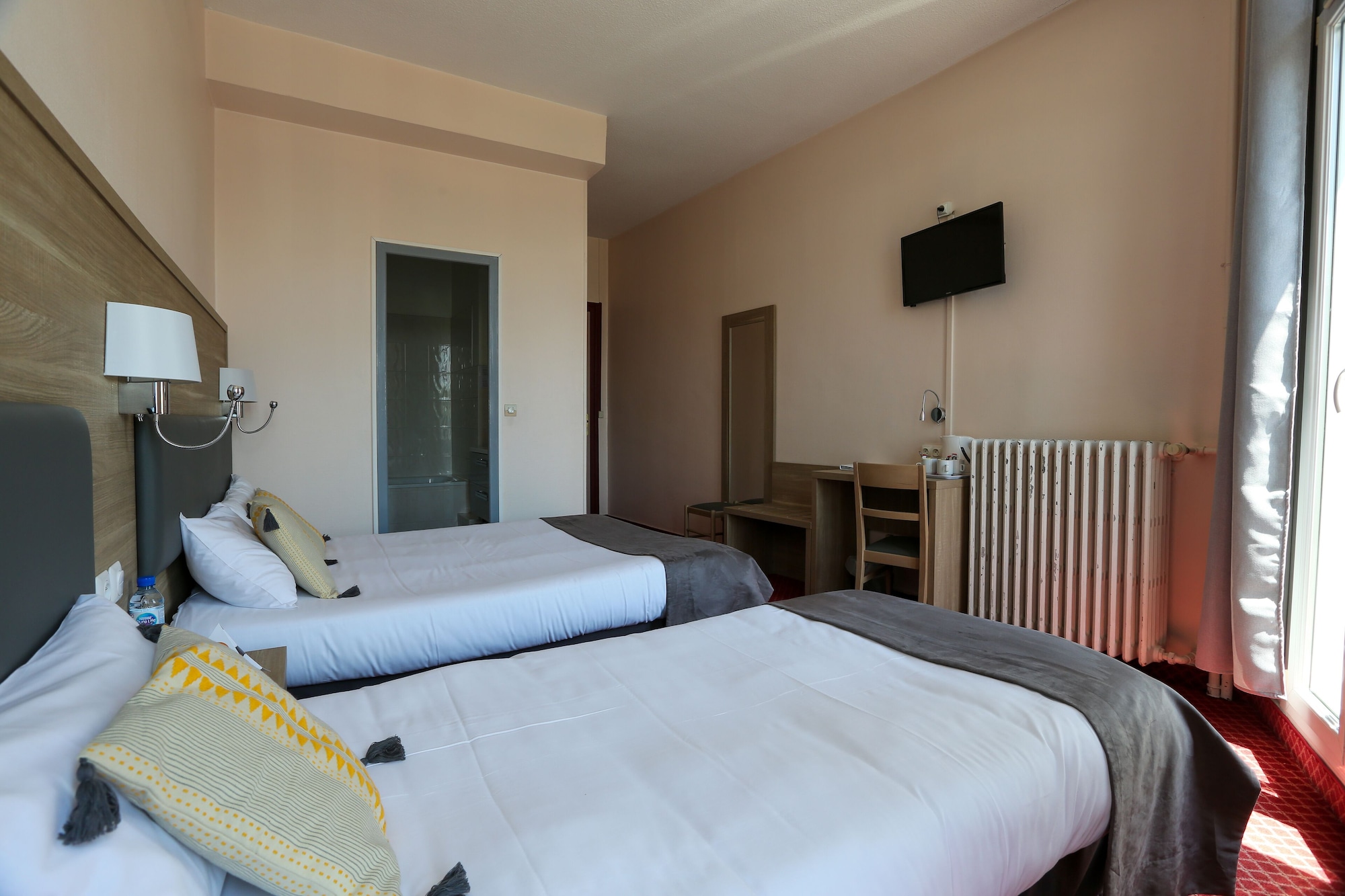 غرفة ثلاثية بسرير مزدوج وسرير فردي، Brit Hotel Bleu Nuit 4/5