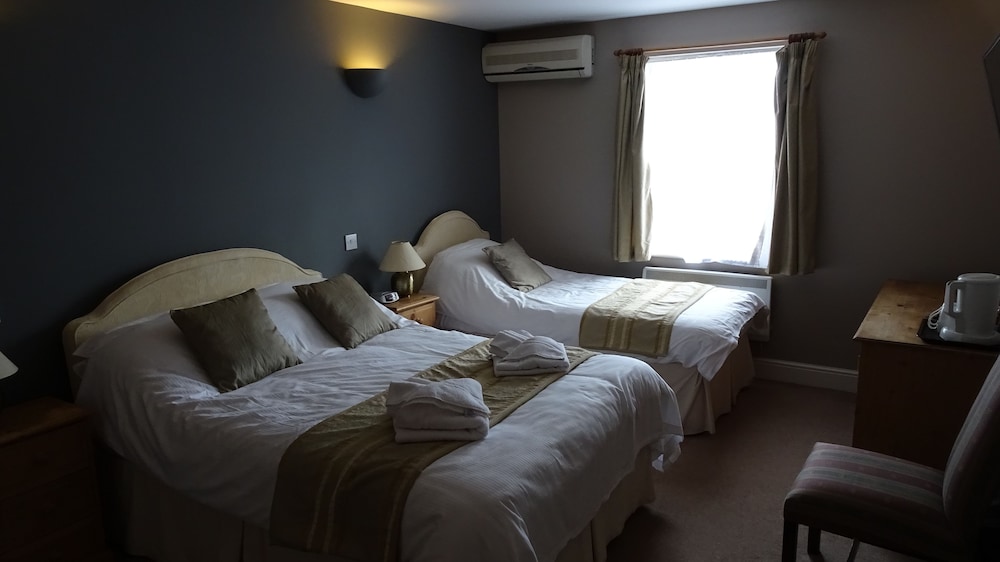The Furze Bush Inn 4/33