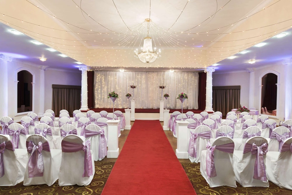 Cwrt Bleddyn Hotel & Spa 33/42
