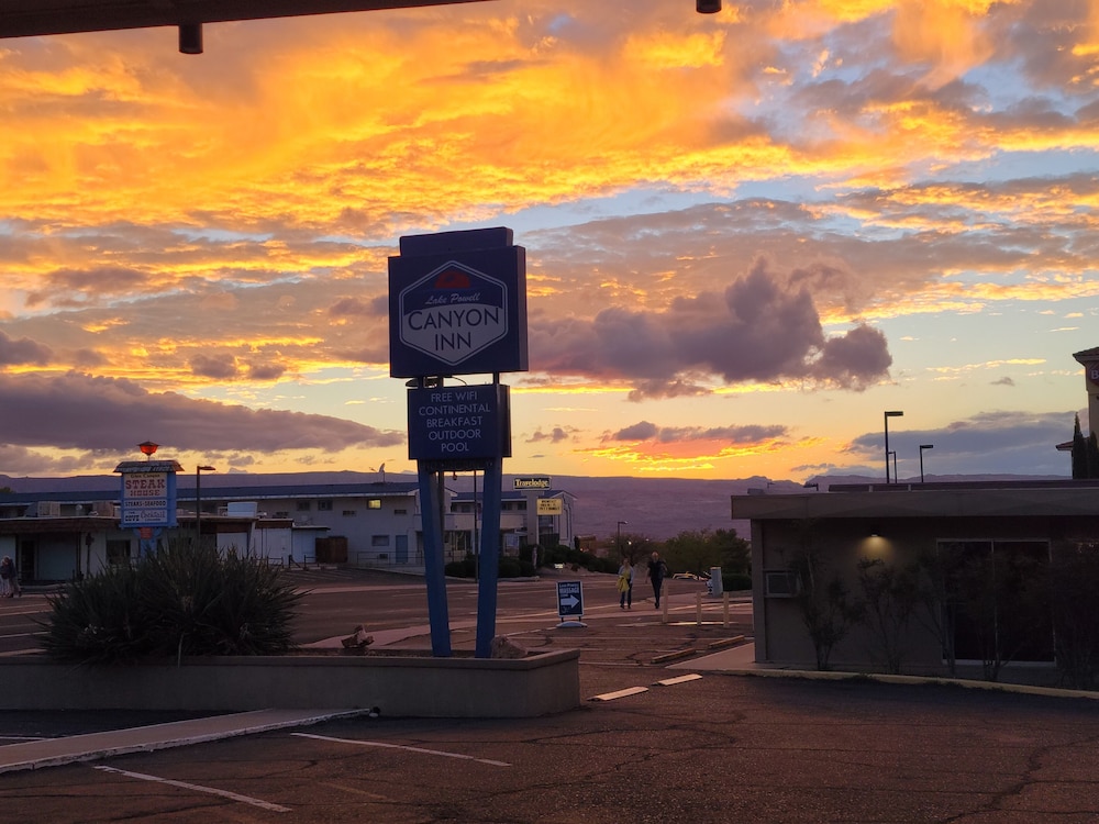Lake Powell Canyon Inn 52/58