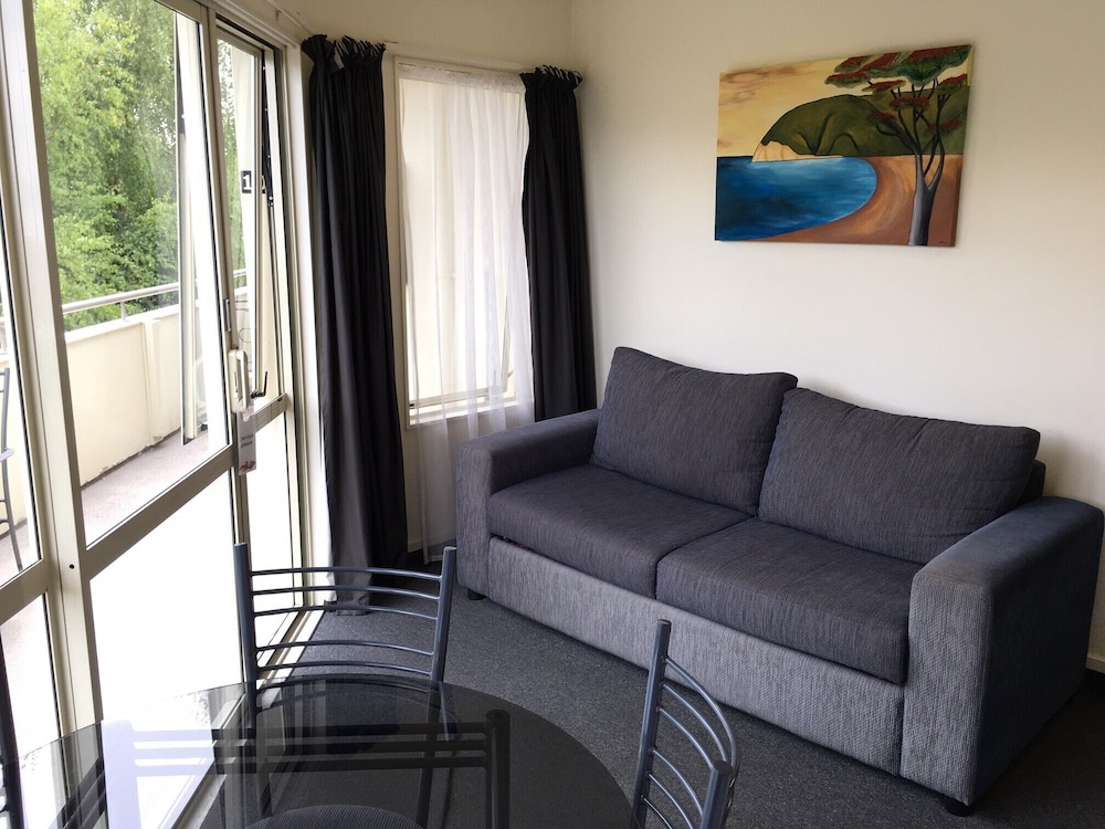 Baycourt Lakefront Motel 39/64