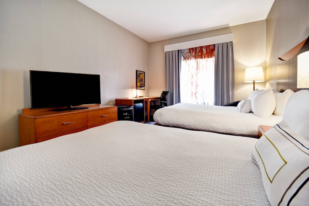 Fairfield Inn Suites by Marriott Atlanta Kennesaw 13/50