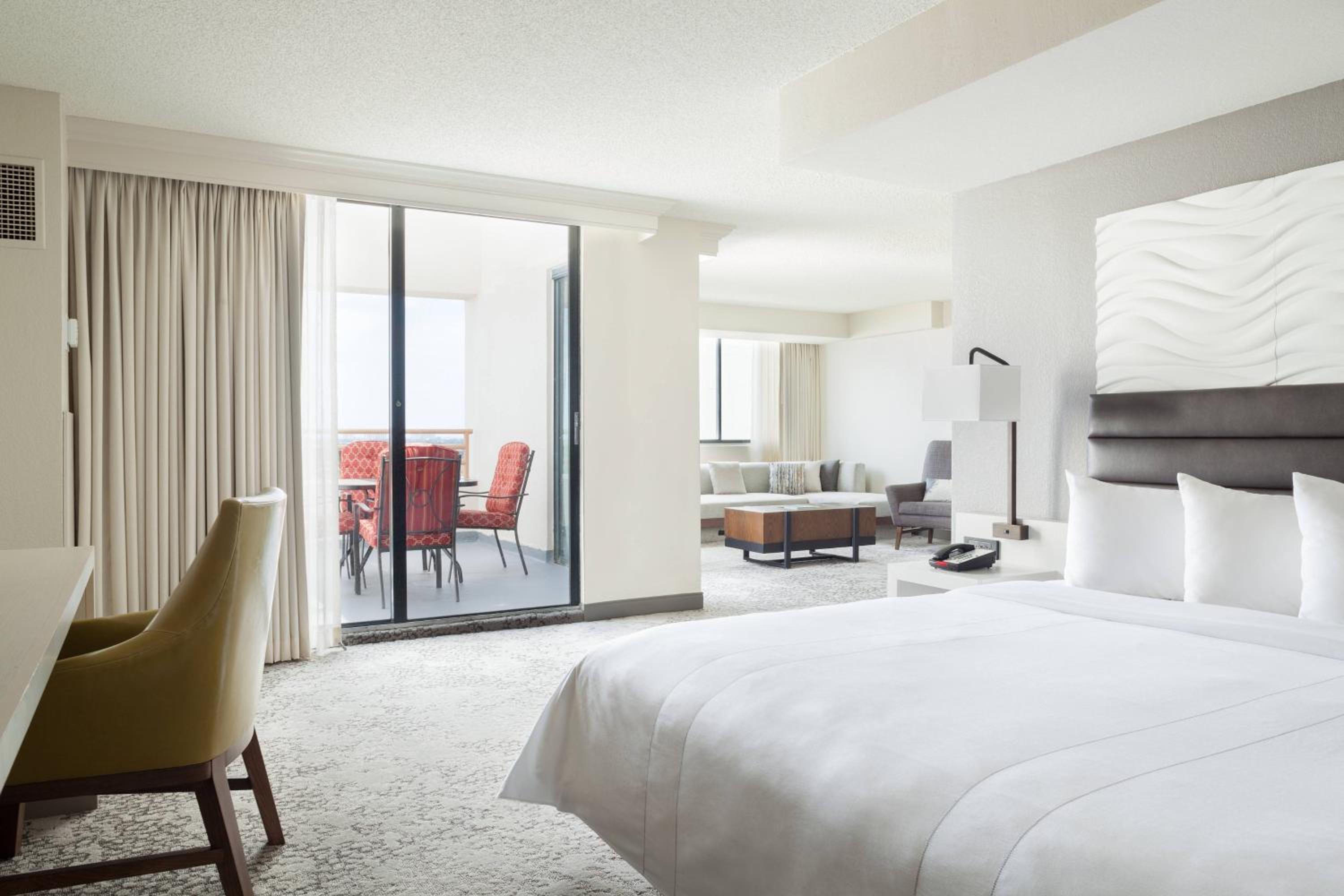 1 Bedroom, Suite, King Bed, Sofa, High Floor, Concierge Level