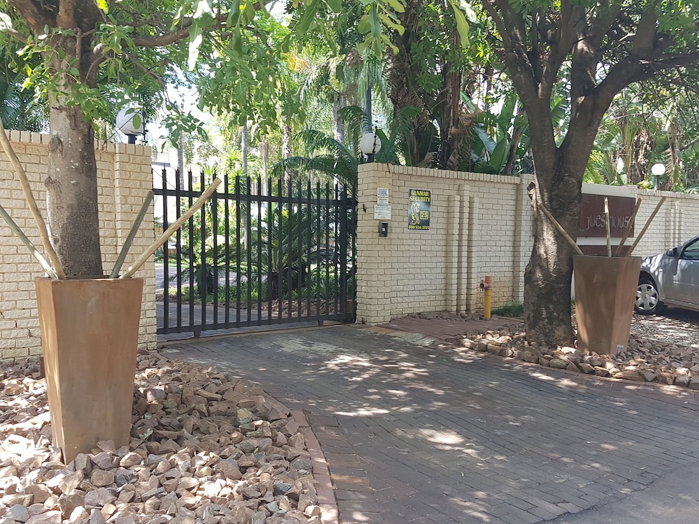 Lion's Guesthouse and The Buck&Lion restaurant 48/50