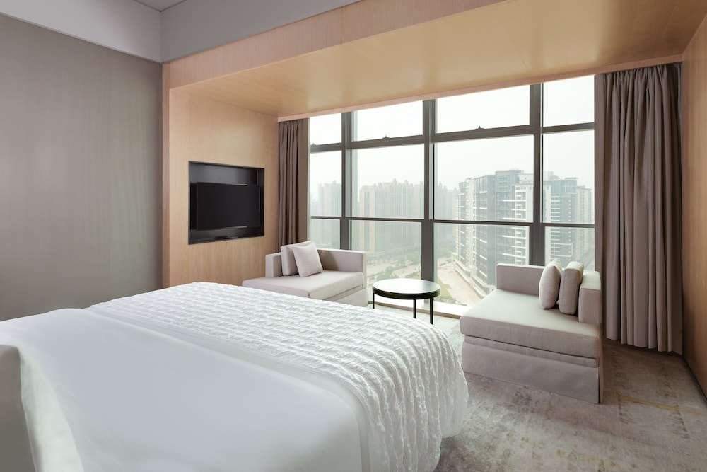 Club, Suite, King Bed, City View, Smoking