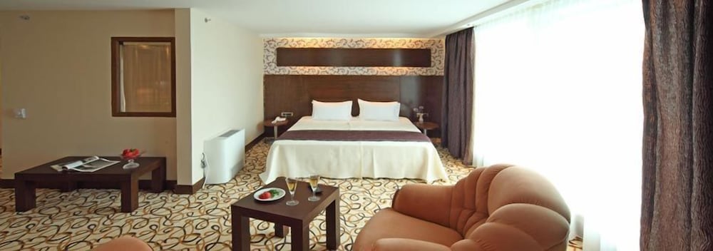 Double Royal Hotel 12/30