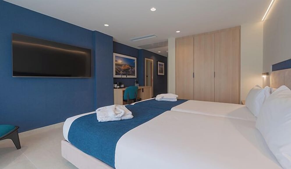 Room, King Bed, Balcony, Maritim Antonine Hotel and Spa Malta 7/10
