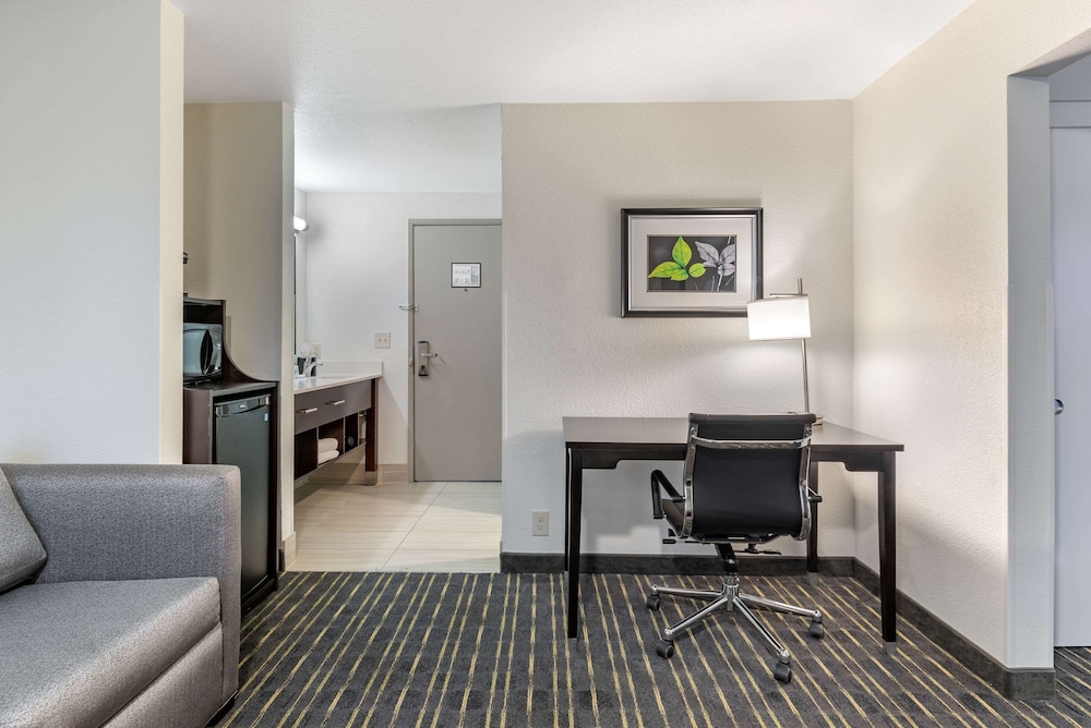 Comfort Inn and Suites Tigard near Washington Square 28/35
