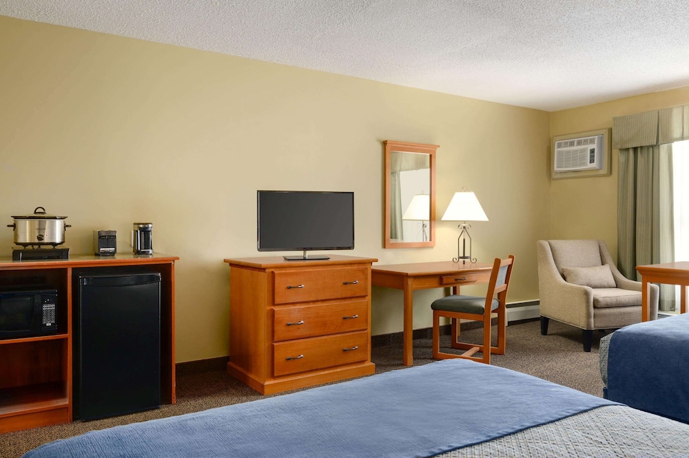 Travelodge by Wyndham Edson 2409079 Alberta Ltd. 43/53