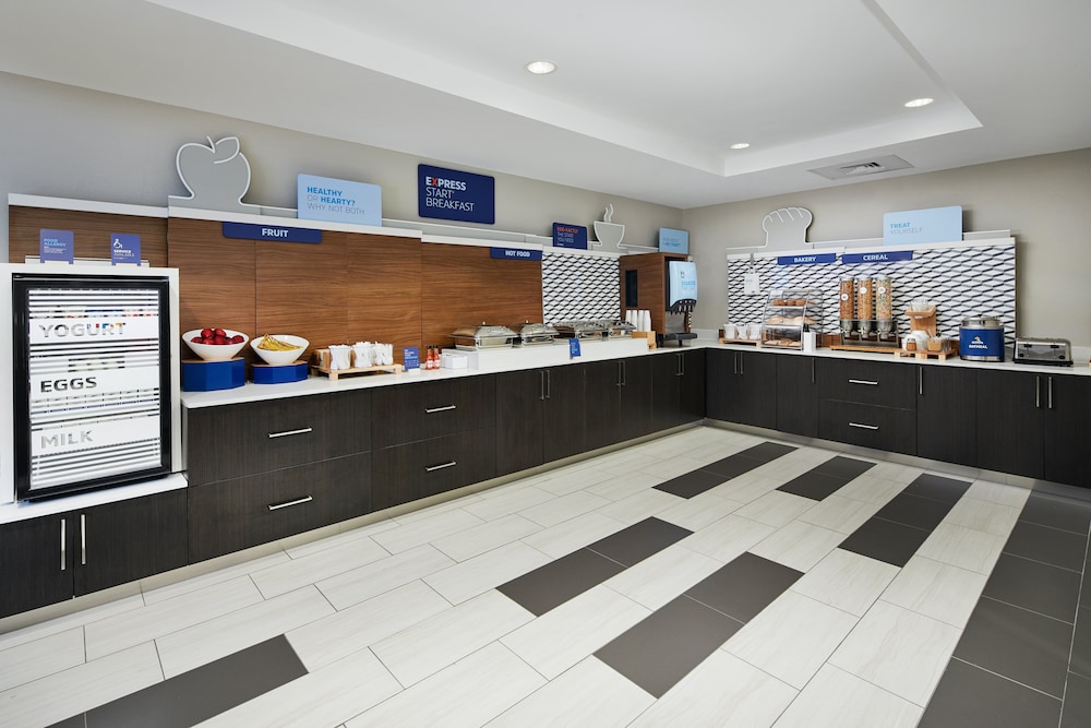 Holiday Inn Express Hotel and Suites Pensacola West-Navy Base 15/48