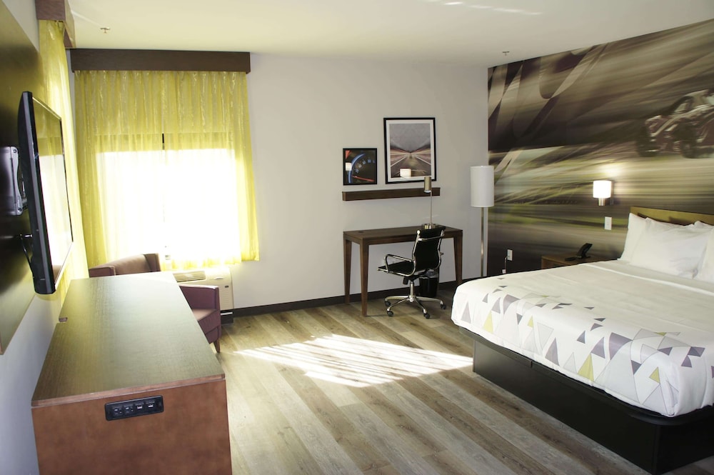 La Quinta Inn and Suites by Wyndham Braselton 20/60