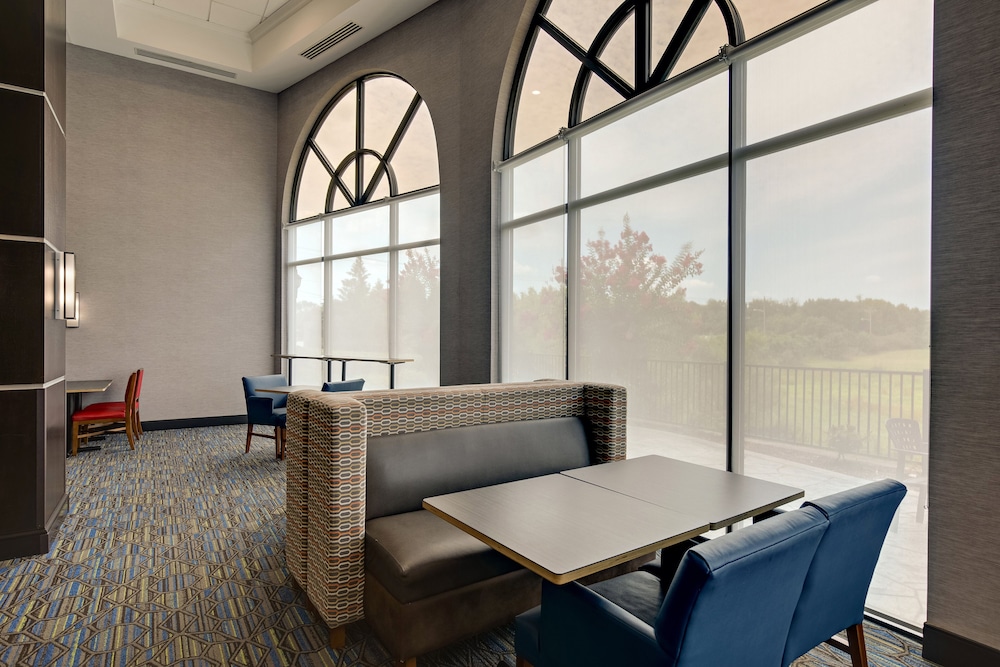 Holiday Inn Express Hotel and Suites Nashville-Opryland 46/64