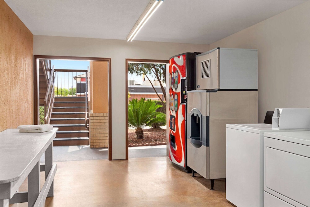 Ramada by Wyndham San Antonio Near SeaWorld/Lackland AFB 49/63