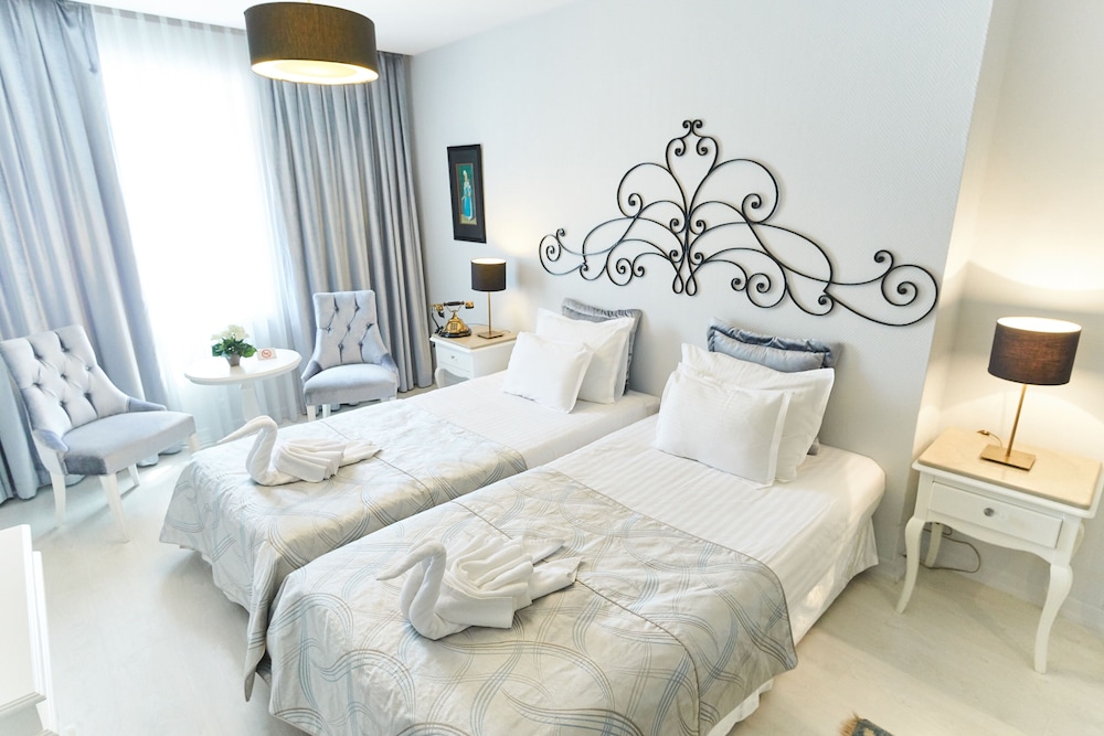 DELUXE, DOUBLE OR TWIN BED