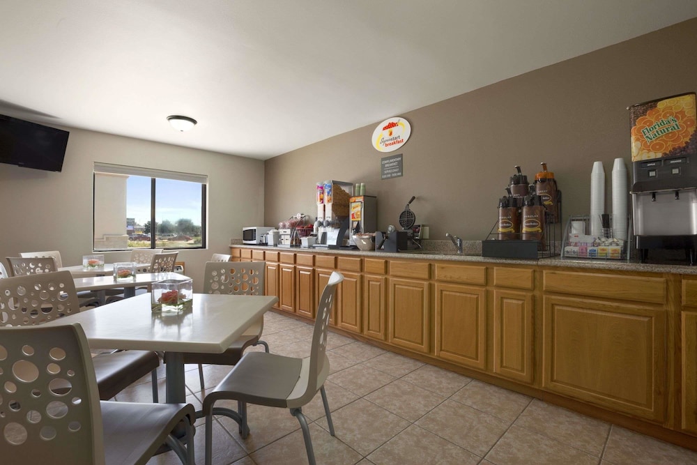 Super 8 By Wyndham Fremont Ne 28/33