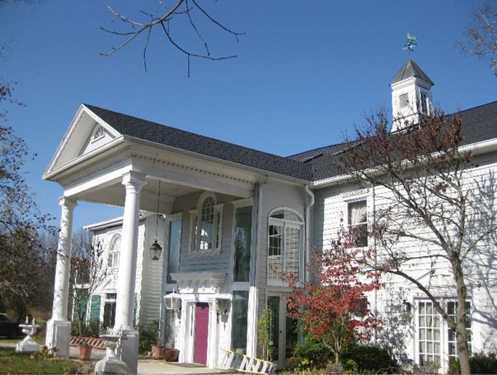Inntiquity A Country Inn 1/50