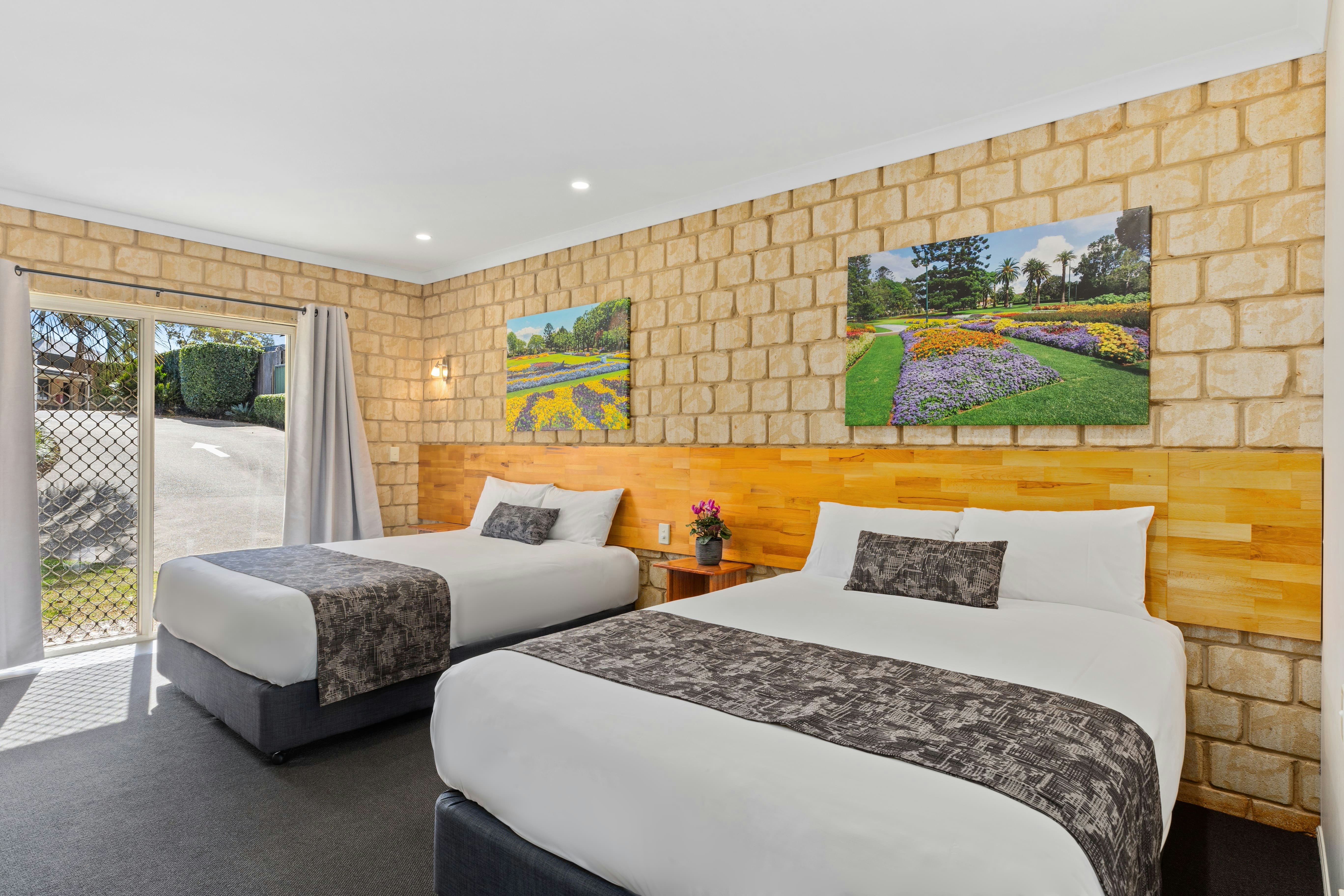 Great Divide Motor Inn 6/49
