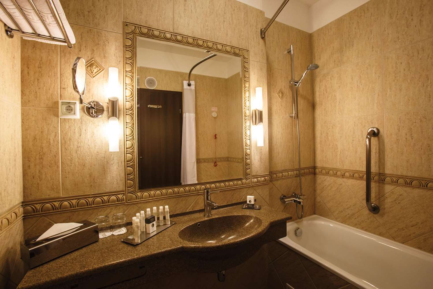 Room, Twin Beds, DoubleTree by Hilton Hotel Sighisoara - Cavaler 2/4