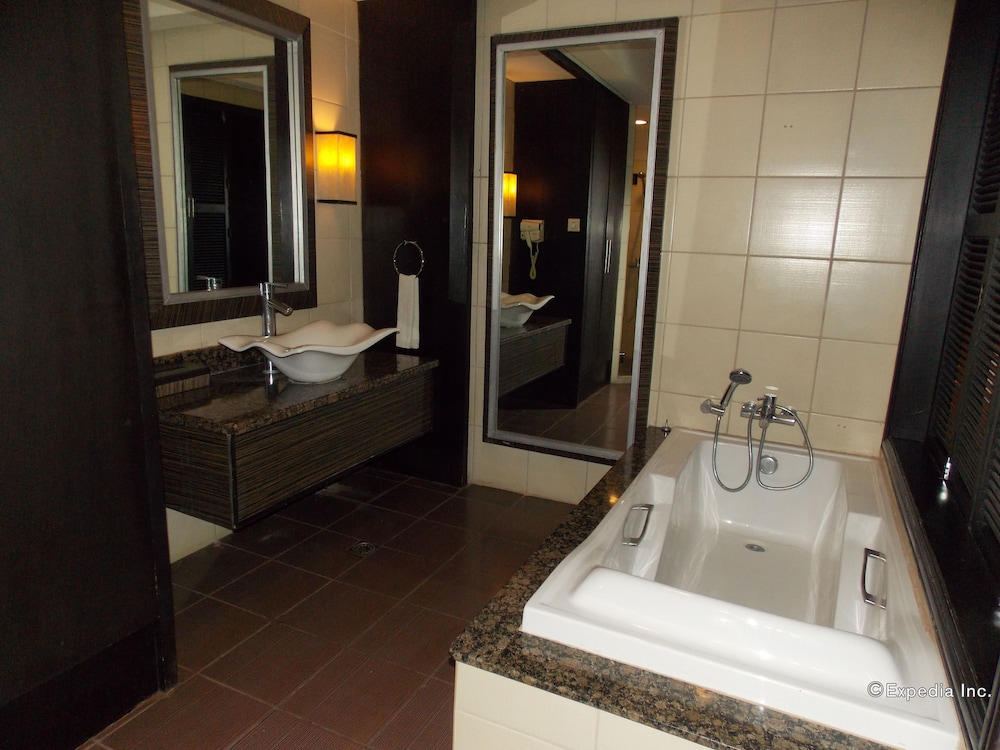 Planta Centro Bacolod Hotel Residences 38/46