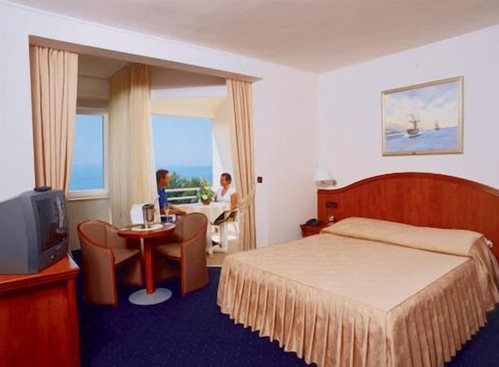 ROOM, DOUBLE BED