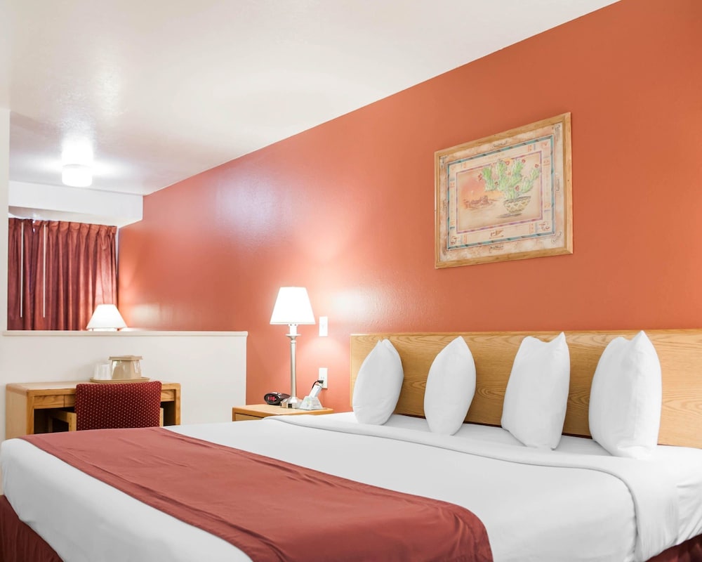 SUITE, KING BED