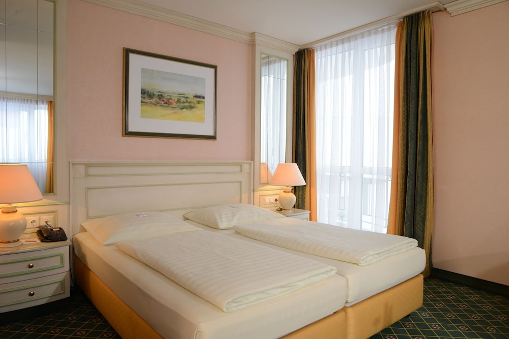 Monarch Hotel 12/68
