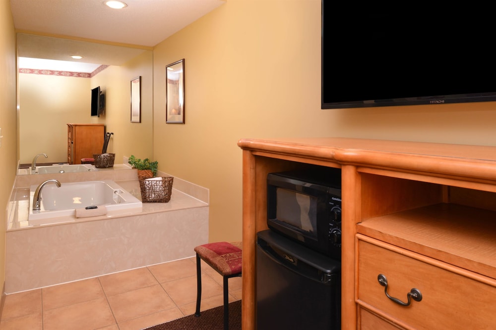 Country Hearth Inn & Suites Edwardsville St. Louis 31/51