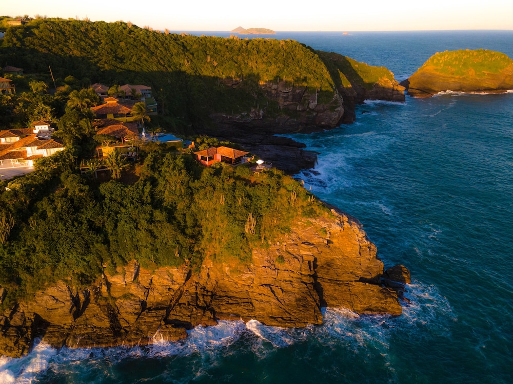Cliffside Luxury Inn 44/48