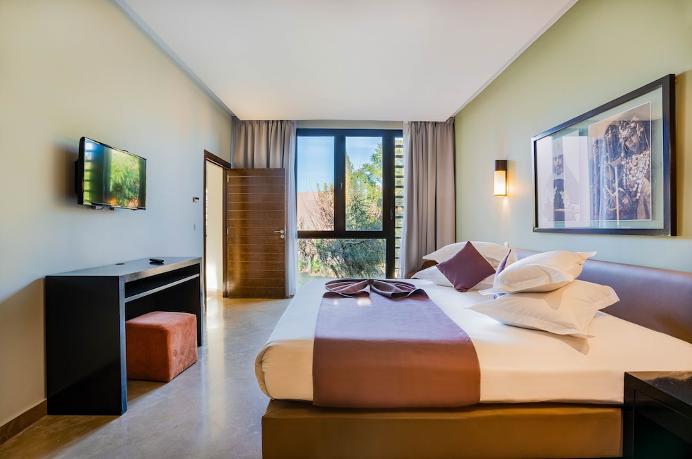 3 BEDROOMS, VILLA