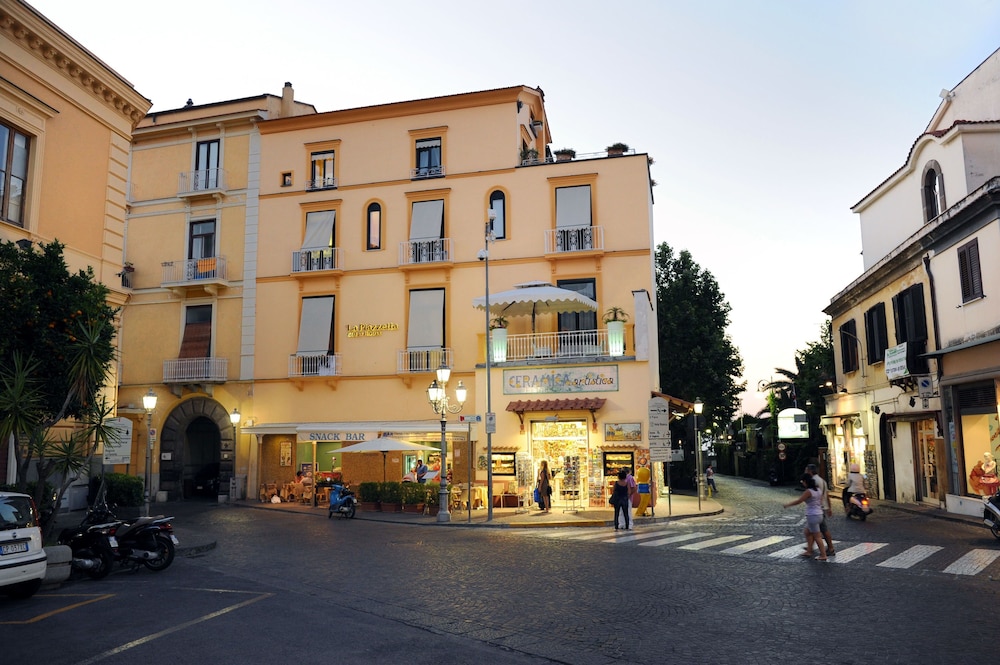 La Piazzetta Guest House 29/41