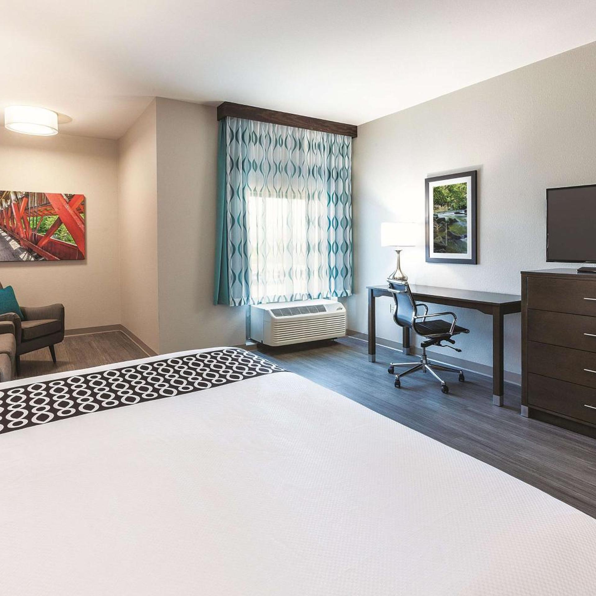 غرفة بسرير كينج مع أريكة، La Quinta Inn & Suites By Wyndham Terre Haute 6/8