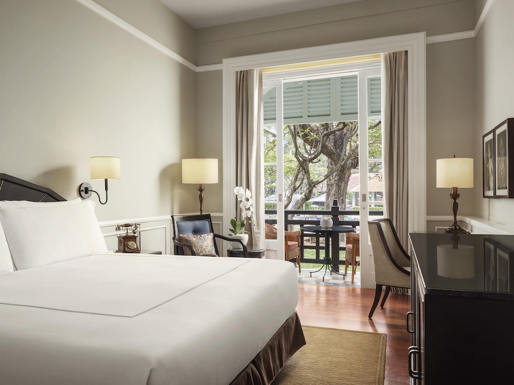 Landmark, Twin Beds, Pool View