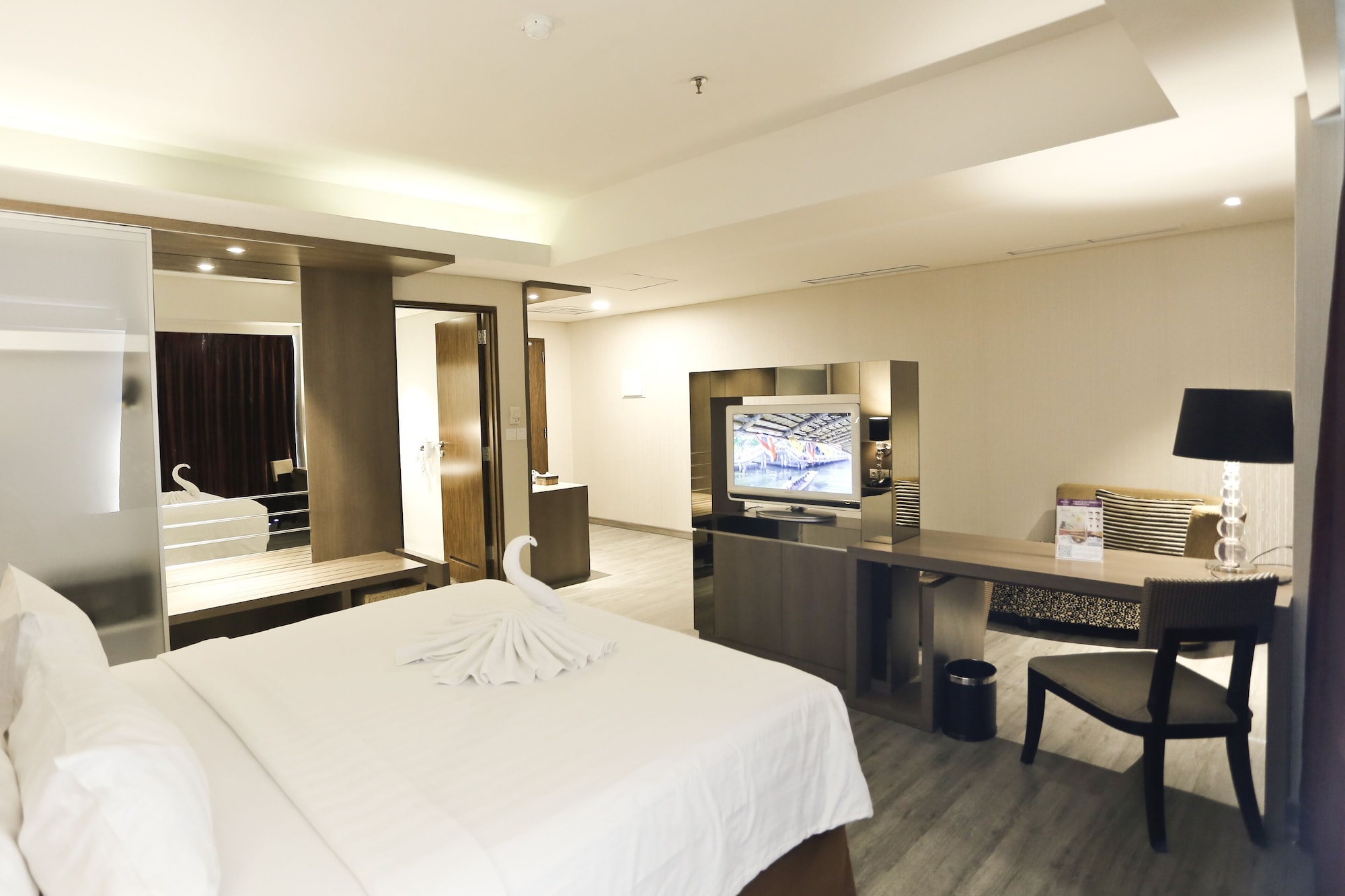 JUNIOR SUITE, KING BED
