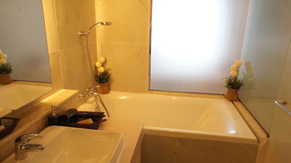 The Astra Luxury Suit condo 47/50