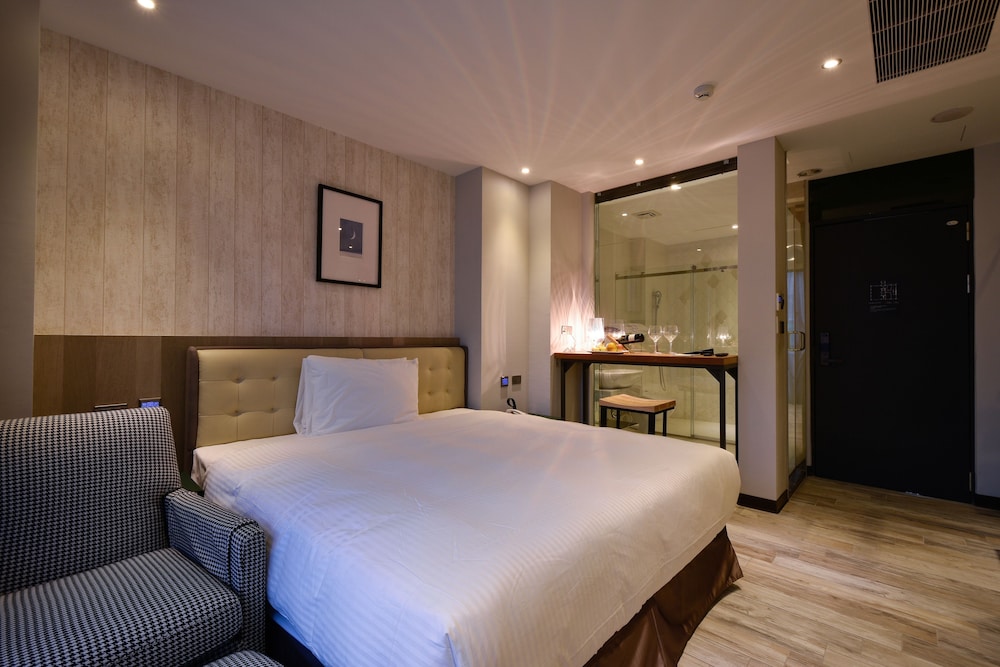 3 Door Hotel 18/76