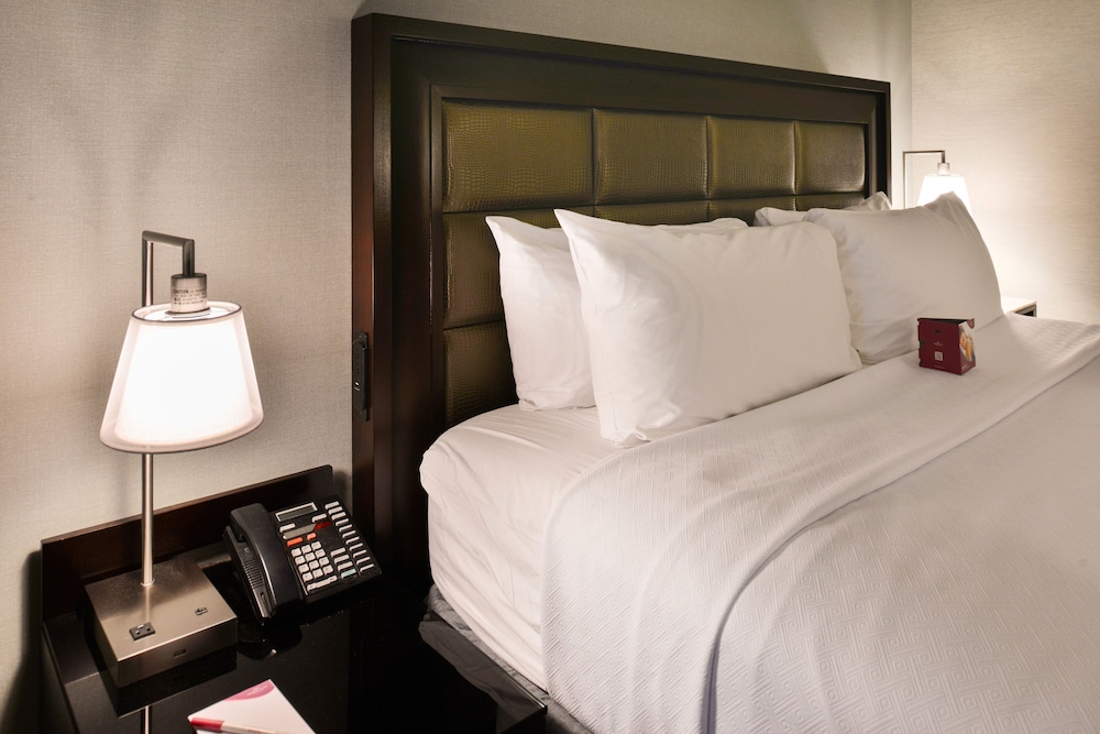 Crowne Plaza Springfield Convention CTR 25/77