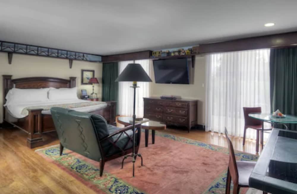Dinah's Garden Hotel 49/60