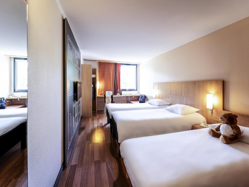 Standard, 3 Beds, Ibis Sarlat 2/9