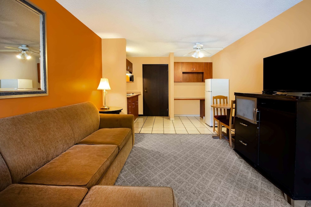 Days Inn & Suites by Wyndham Stevens Point 12/33