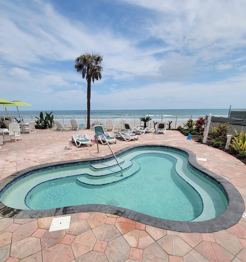 Days Inn by Wyndham Daytona Oceanfront 35/37