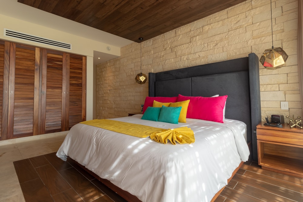 JUNIOR SUITE, KING BED, BALCONY