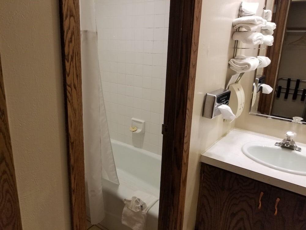 Americas Best Value Inn Hinckley 7/25