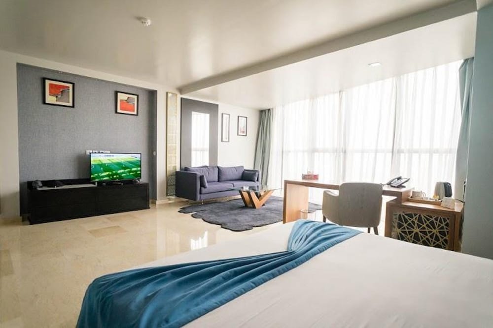 Hotel Adef 10/28