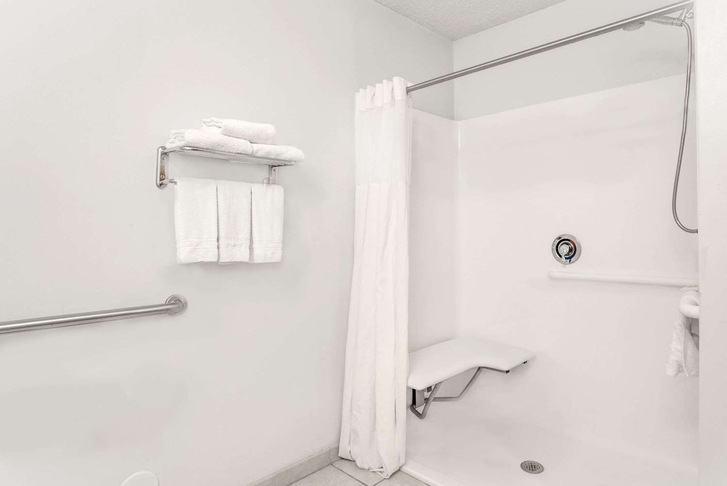 Days Inn by Wyndham Greensboro NC 17/18