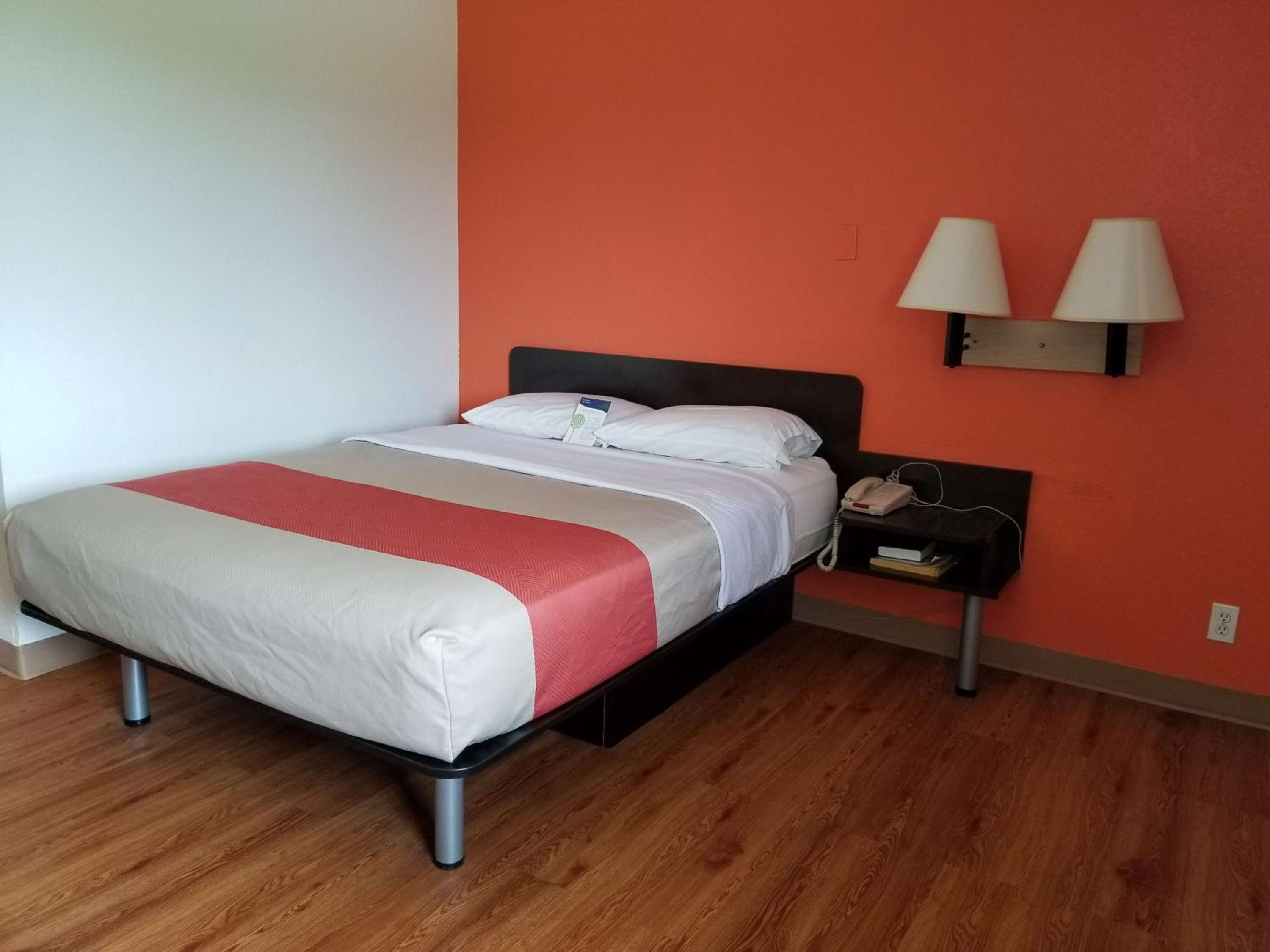 1 Queen Bed - Non-Smoking