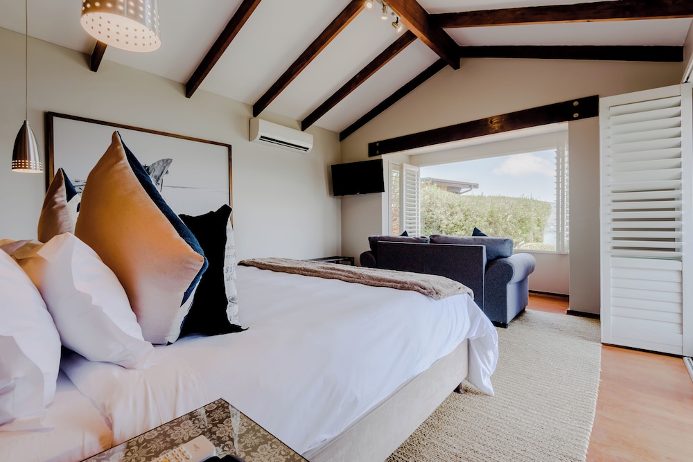 Suite, King Bed, Lagoon View