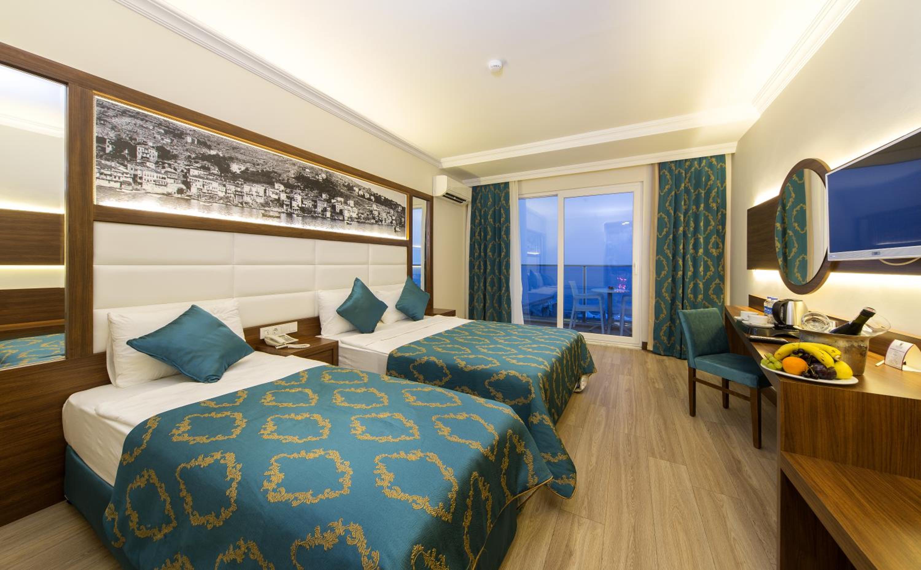 ROOM, DOUBLE BED