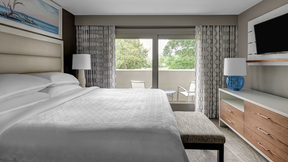 STUDIO, KING BED, RESORT VIEW